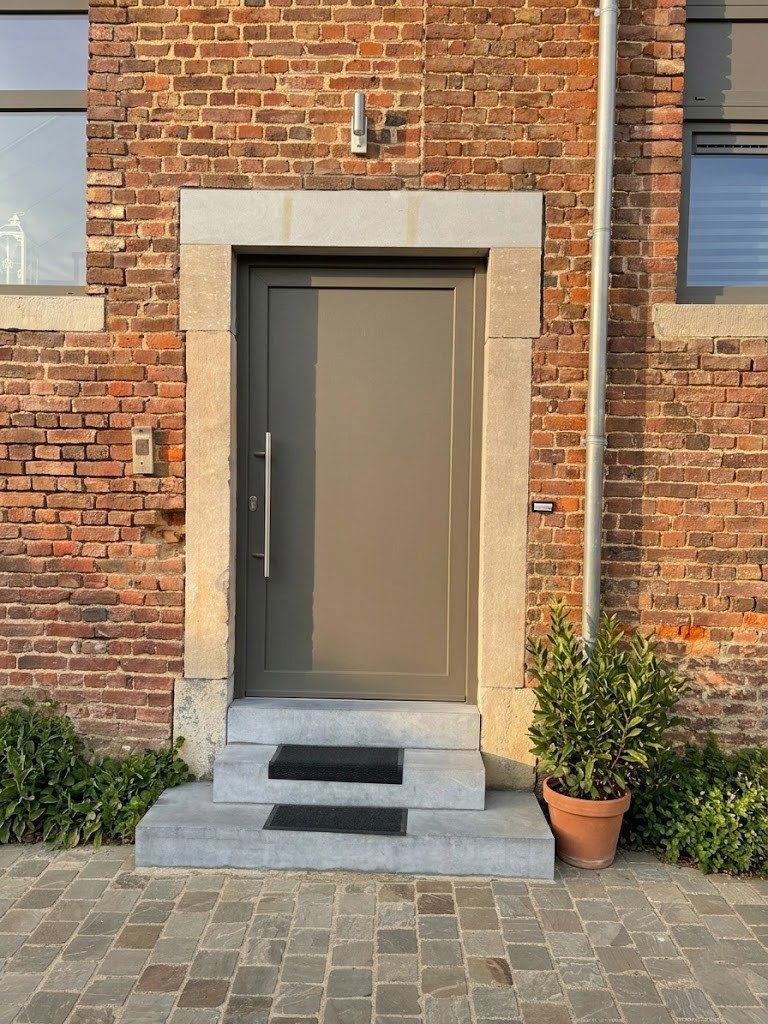 Porte d'entrée taupe, pose en rénovation